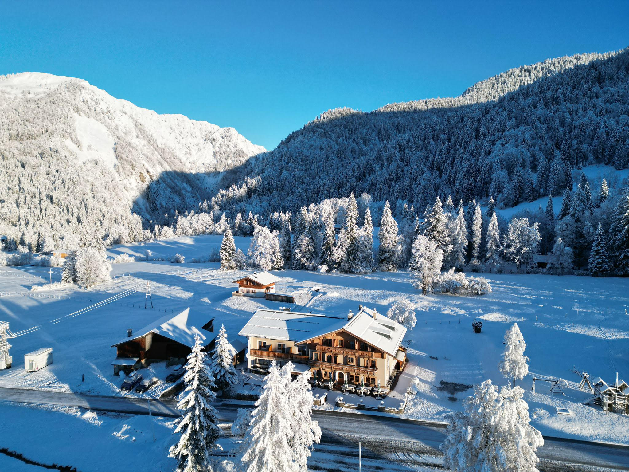 Alpengasthof Almrose in der verschneiten Heutaler Berglandschaft
