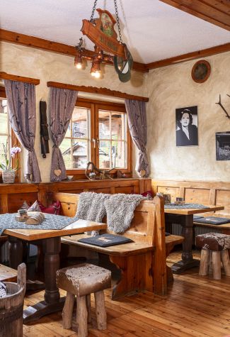 Sitzecke im rustikalen Stüberl