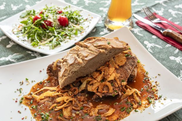 Fleischgericht mit Beilage und Salat