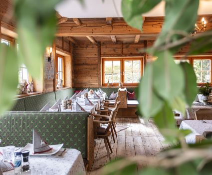 Restaurant der Almrose mit grünen Polsterbänken