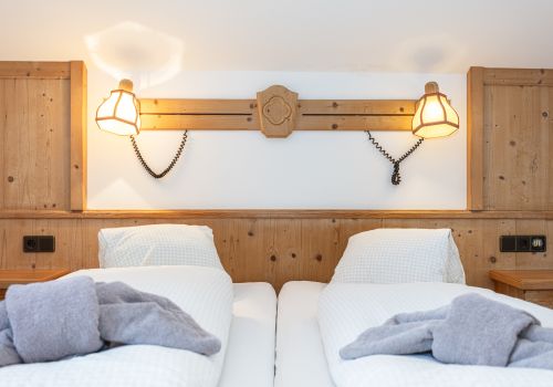 Doppelbett mit Leselampen und Holzverkleidung