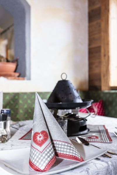 Gedeckter Tisch mit Tischgrill im Restaurant