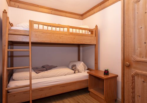 Stockbett im separaten Schlafbereich