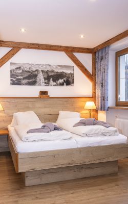 Doppelbett im Gästezimmer der Almrose