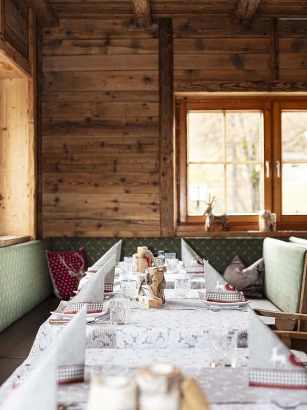 Hotel Heutal – gedeckter Tisch in der Gaststube der Almrose