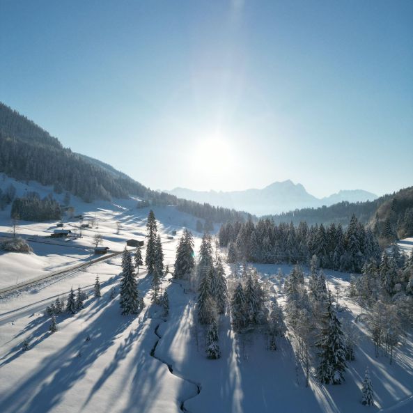 Verschneite Landschaft im Heutal
