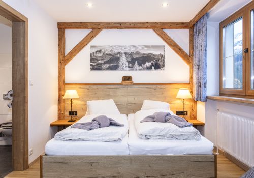 Doppelbett mit Bergmotiv über dem Kopfteil