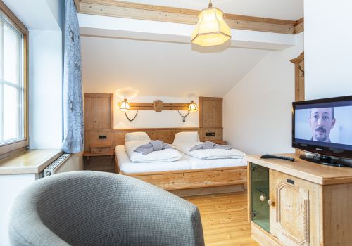 Doppelzimmer mit Sessel und Fernseher