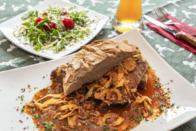 Fleischgericht mit Beilage und Salat